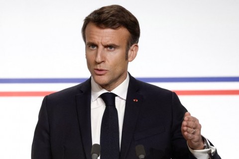 O Presidente francês expressa apoio a um projeto de lei que visa facilitar a eutanásia.